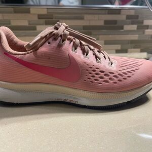 Nike Women's pink Athletic Shoes